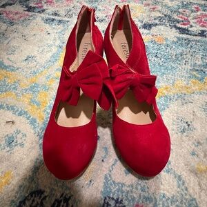 Red Elegant Heels with Bow Detail